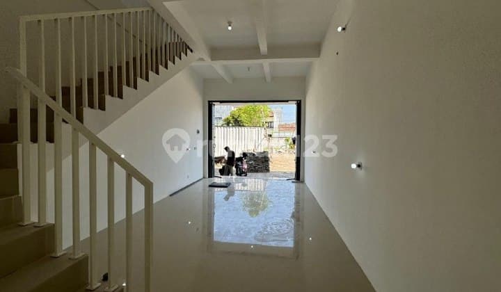 Ruko baru samping pakuwon city menghadap jalan raya surabaya timur .