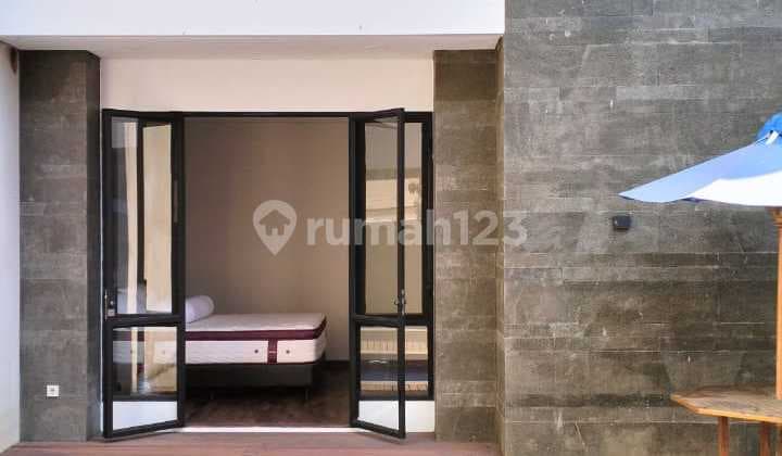 Rumah Modern Baru Dibangun di Emerald Cove Gading Serpong