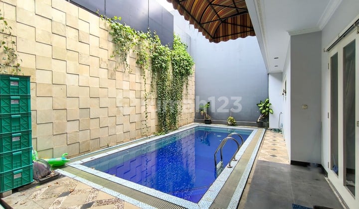 Rumah dengan privat pool Fully Furnished di Graha Taman Bintaro Tangerang Selatan dekat sekolah international dan Tol