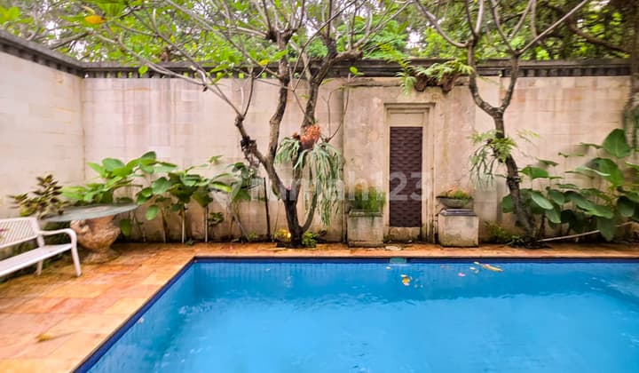 Rumah Hoek dengan Pool Menteng Residence Bintaro - Tangerang Selatan