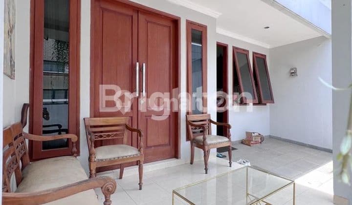 THIS HOUSE IS SO COZY! COMFY, PEACEFUL, CLOSE TO LEBAK BULUS MRT STATION AND PONDOK INDAH!
