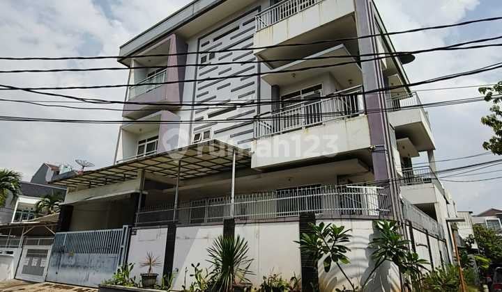 Rumah Lama Di Muara Karang, Depan Taman, Akses Mudah Dan Jalanan Lebar