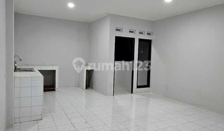 Rumah Depan Taman Di Wilayah Muara Karang