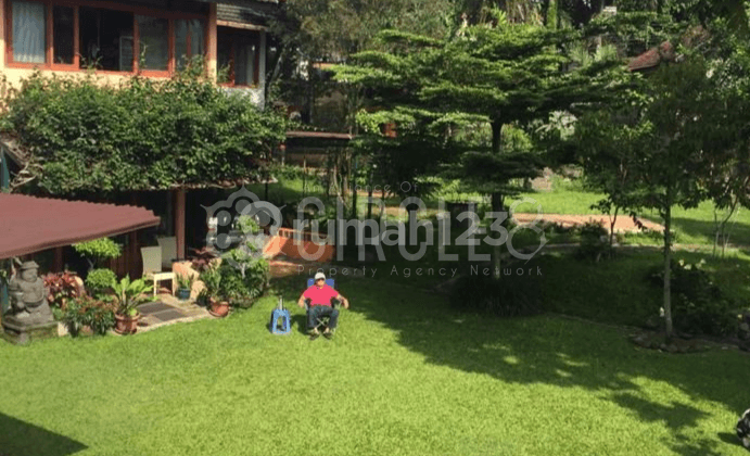 Luxury Home dengan Private Garden di Cipaku, Bandung