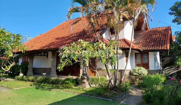 Classic Semi-Villa House Spacious Garden Near Renon Field