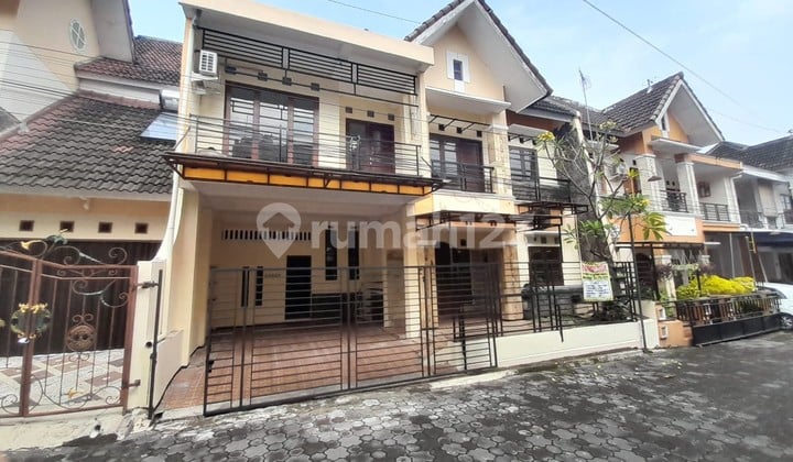 Rumah 2 Lantai Lokasi dalam Perumahan di Mlati Sleman.