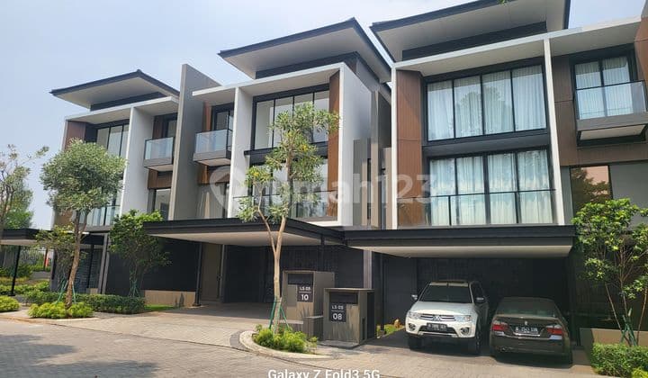 DIJUAL (BU) RUMAH MEWAH 3 lt + Lift NAVAPARK, LAUREL
