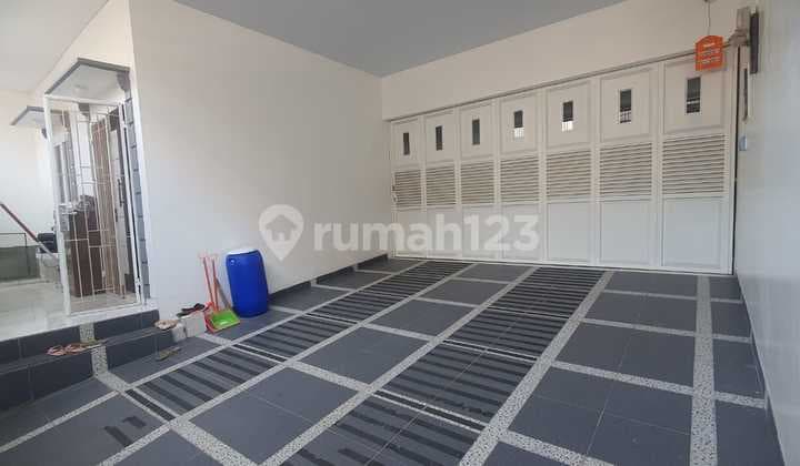 Djual Cepat Rumah 3 Lantai 7 Br Lebar 10 Kolam Renang