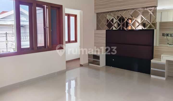 Disewakan Rumah 2 Lantai Siap Huni, Rapih di Kelapa Gading