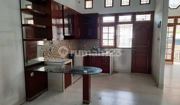 Dijual Rumah Besar 2 Lantai Plafond Tinggi di Kelapa Gading