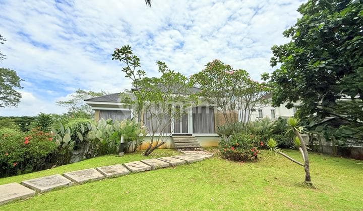 Modern Glasshouse Halaman Luas Dan View Gunung