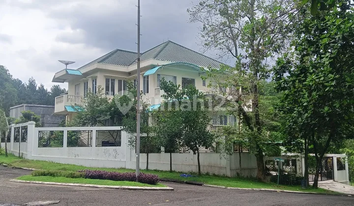 Contemporer 3 Lantai Megah Hook View Gunung