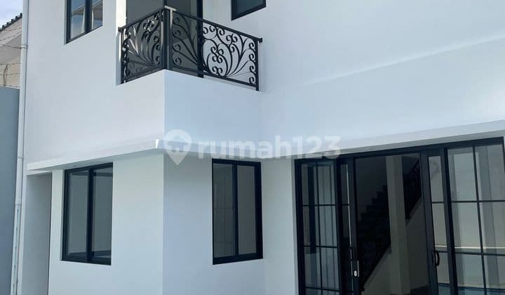 Rumah 2 Lantai Model American Classic Lingkungan Asri