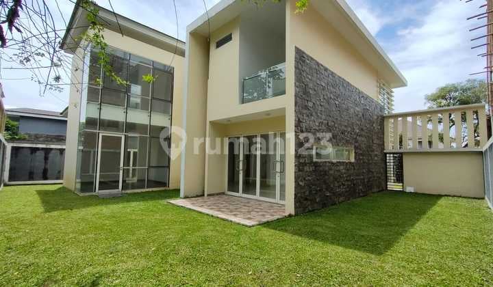 Rumah Bagus dengan halaman luas dan di cluster terdepan