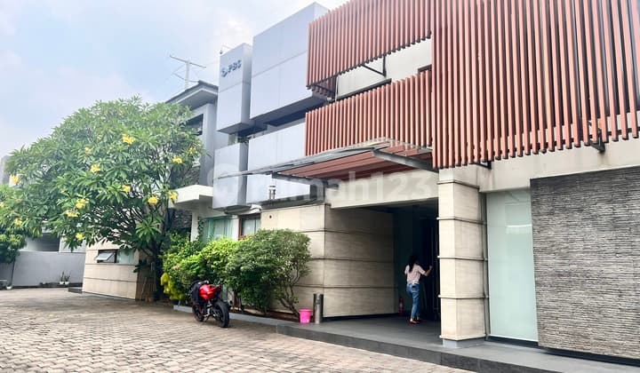Bangunan Komersial Bekas Kantor Siap Pakai di Jl. Sisingamangaraja, Kebayoran Baru, Jakarta Selatan