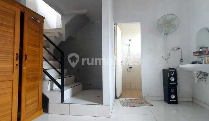 Rumah Lokasi Dekat dengan Fasilisat Umum 2Setengah Lantai Bagus SHM di Green Village Bintaro..