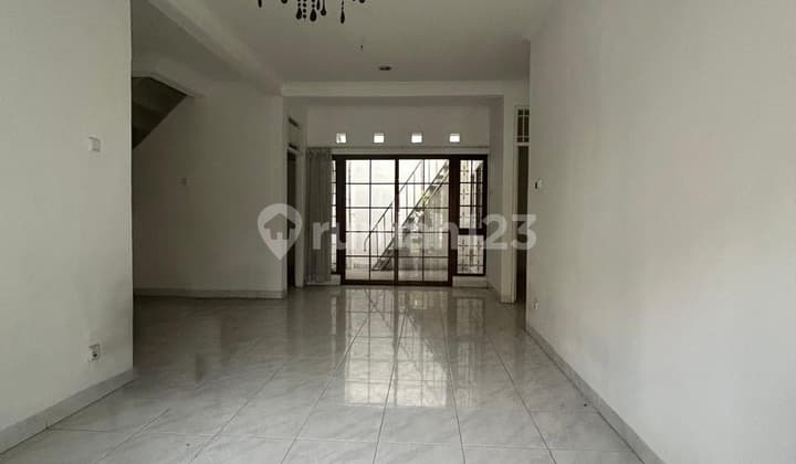 Rumah Dengan Komplek Jalan Yang Besar Siap Huni, Bersih Dan Nyaman Dengan Kt 5+1 Km 3+1 Sertifikiat Shm Di Bintaro Sektor 3