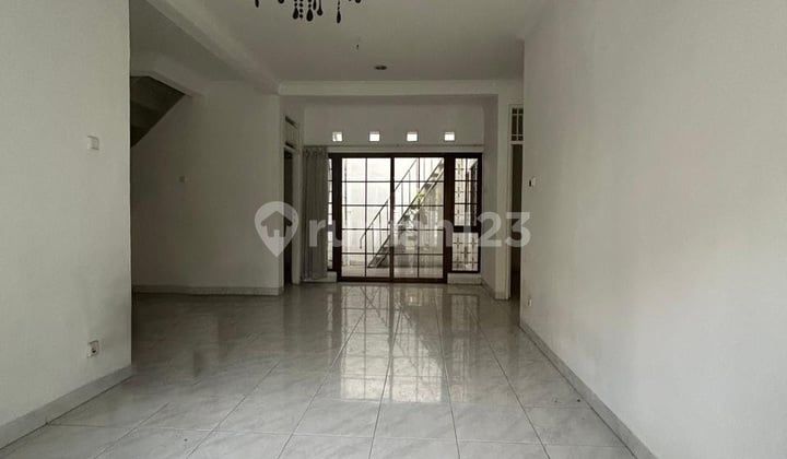 Rumah Dengan Komplek Jalan Yang Besar Siap Huni, Bersih Dan Nyaman Dengan Kt 5+1 Km 3+1 Sertifikiat Shm Di Bintaro Sektor 3