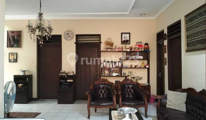 Rumah dengan 9+2 KT dan 3+1 KM di Kebayoran Baru @Jakarta Selatan