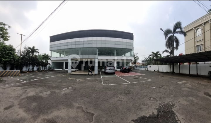 Disewakan : Showroom Mobil + Bengkel Service Jalan Raya Merdeka, Kota Tangerang