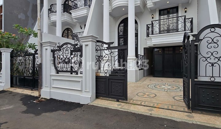 Rumah Mewah 3 Lantai Siap Huni Dekat Dengan Kebun Binatang Ragunan di Alfamart Pepaya, Jl. Pepaya Raya, Jagakarsa, Jagakarsa, Kota Jakarta Selatan, DKI Jakarta, Indonesia, 12620, Jagakarsa