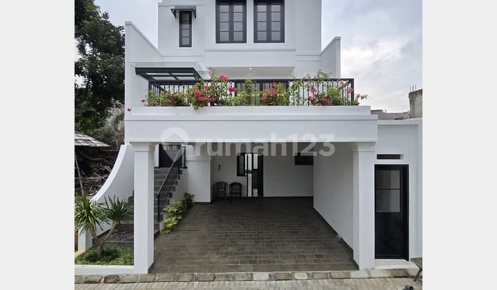 DJUAL RUMAH 3Lt Moderen klasik & siap huni Jagakarsa Jaksel