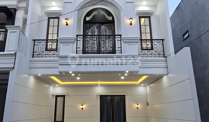 RUMAH mewah dengan gaya classic harga terjangkau jagakarsa jaksel