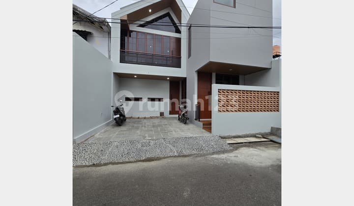 FOR SALE House in a complex, Scenic environment 3 Floors Jagakarsa