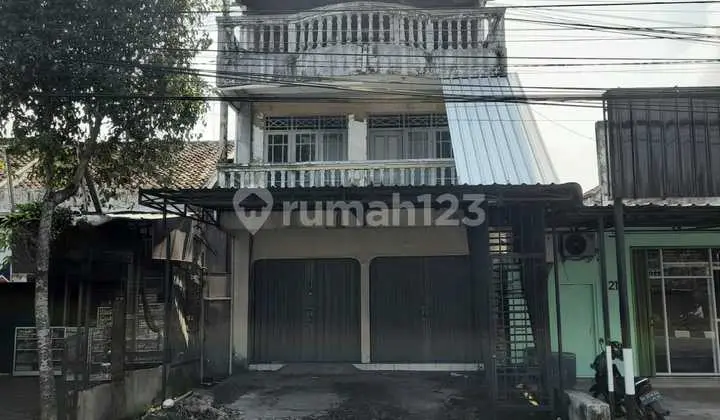 Strategic 3-Story Shop for Rent, Prime Location in the Business Area of Jalan Magelang - Sleman