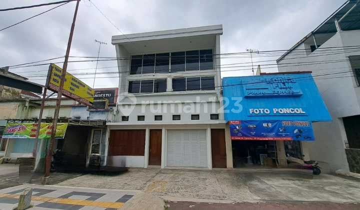 Disewakan Ruko 3 Lantai Lokasi Strategis di Kawasan Bisnis Kota Magelang