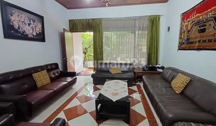 Rumah Besar Klasik di Batununggal Bandung