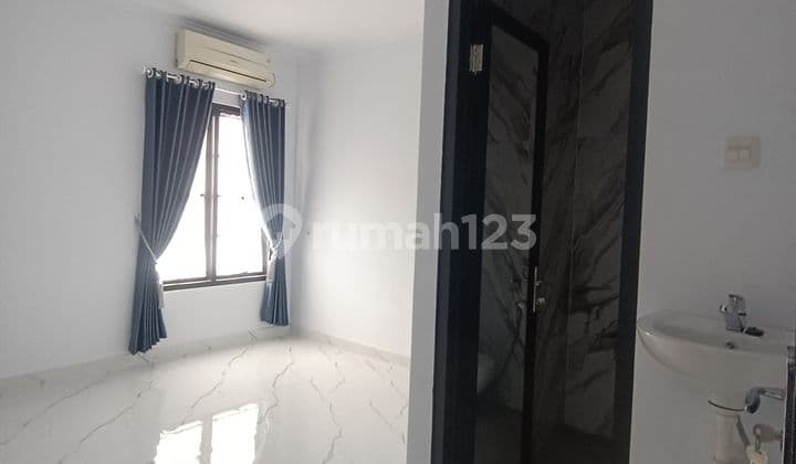 Rumah Classic Modern Eropa Dekat Toll Cibubur