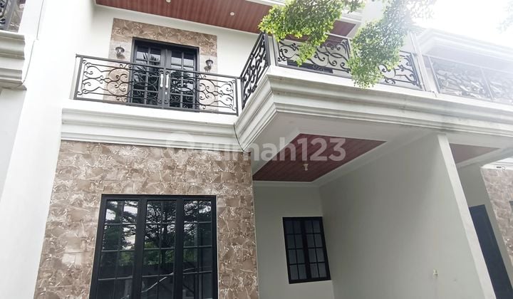 2-Story Classic Modern House Near Cububur Toll
