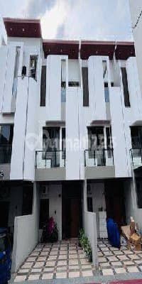 House Under 1.2 Billion in Matraman, East Jakarta with SHM (Certificate of Ownership)