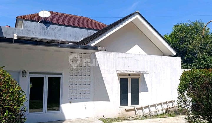 Rumah Posisi Hook Di Tamansari Hills, Dekat Kolam Renang.