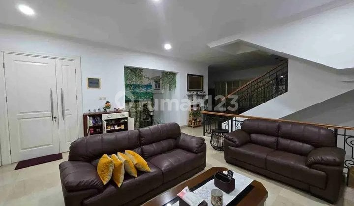 Rumah 3 Lantai Lingkungan Asri dengan 3 Lantai