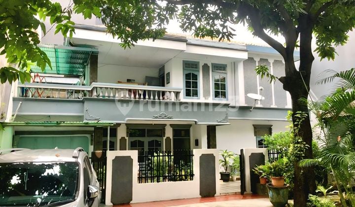 Hot Deals Jarang Ada, Rumah Halaman Luas Ala Resort, Luas Nyaman & Asri 2 Lantai Strategis Bebas Banjir, Lingkungan Terbaik Di Jelambar Jakarta Barat