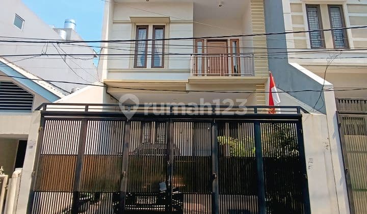 Rumah 3 Lantai Full Furnished Strategis Kondisi Istimewa, Bagus & Terawat, Nyaman Bebas Banjir di Tomang Jakarta Barat