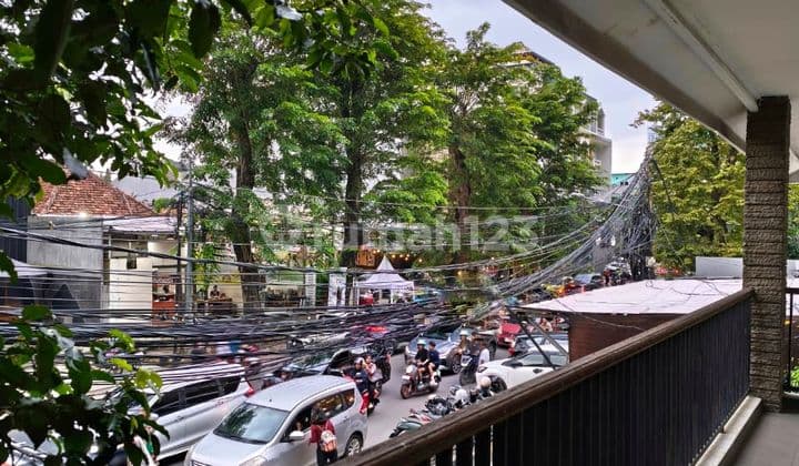 Rumah Hook 2 Lantai Halaman Luas Pinggir Jalan Raya Ramai Area Komersial Cocok untuk Hunian Mewah, Hotel, Kafe, Bank, Kantor, Restoran, Klinik, Usaha Komersil Lainnya di Bendungan Hilir Jakarta Pusat