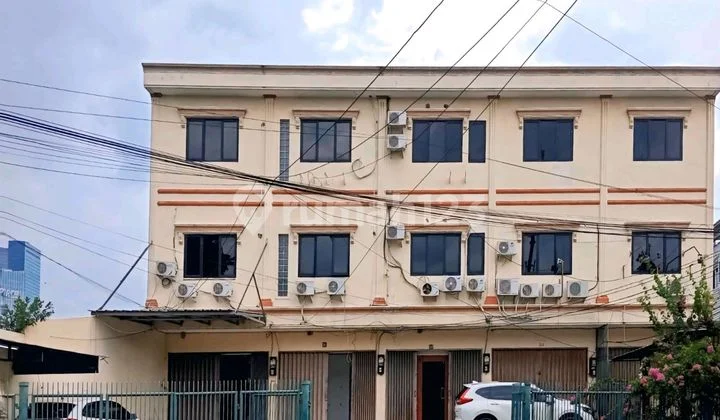 5-Unit 3-Story Shophouse, Strategic Location, Flood-Free in Tomang, West Jakarta