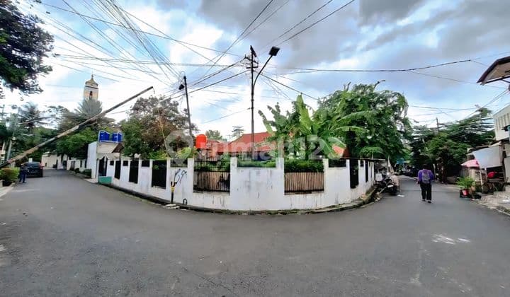 Hot Deals Spacious Large House with Double Hook Corner, Strategically Located Flood-Free, Suitable for Residence, Boarding House, Gym, Business Place, Town House in Kemanggisan, West Jakarta