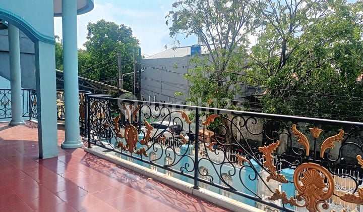 Hot Deals Rumah Besar & Luas Siap Huni Hanya Hitung Tanah, 2 Lantai, Strategis Dekat Dengan Jalan Raya Ramai & Bebas Banjir, Cocok Untuk Hunian Mewah Nyaman, Kantor, Kos-kosan, Klinik, Unit Bisnis, Investasi Di Jelambar Jakarta Barat