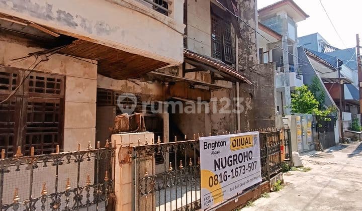 Rumah Tua 2 Lantai Hitung Tanah, Strategis Bebas Banjir di Tomang Jakarta Barat