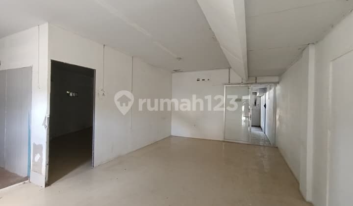 Rent Commercial Space in a Strategic Ruko Complex, Flood-Free with Fuso/Container Truck Access on Daan Mogot, West Jakarta