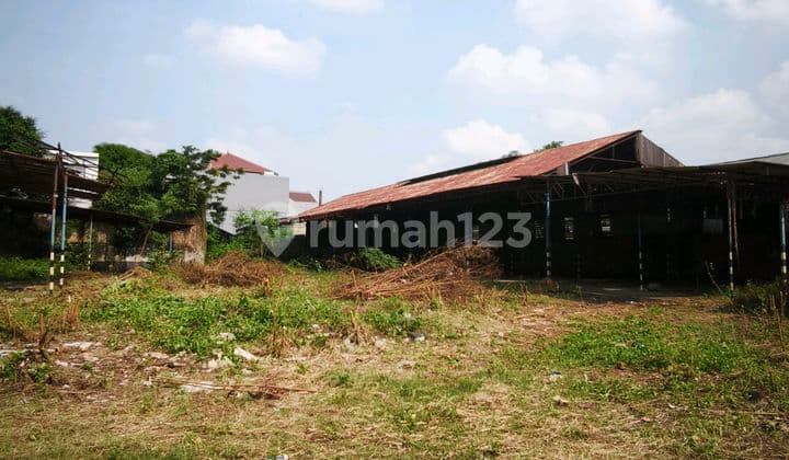 Scarce: Strategic Land on the Main Road, Flood-Free, Near NJOP in Kemanggisan, West Jakarta.