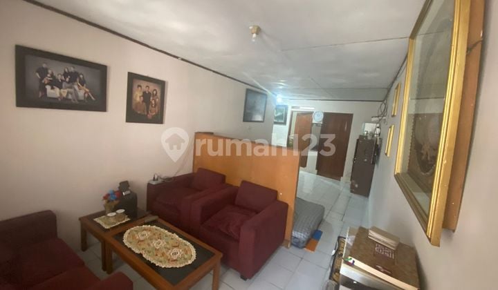 Minimalist House in the City Center of Buah Batu