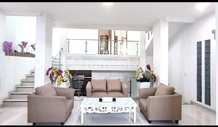 Rumah Full Furnished 3 Lantai Komplek Kembar