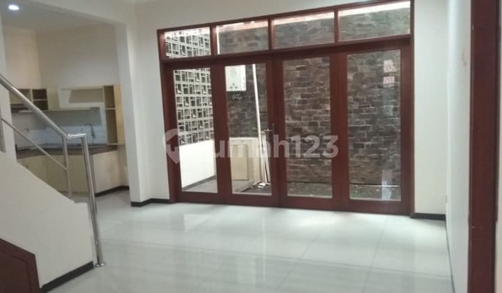 Rumah Siap Huni Minimalis 2 Lantai Komplek Turangga