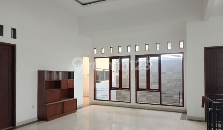 Rumah Bagus 2 Lantaidalam Komplek Tengah Kota (Al)