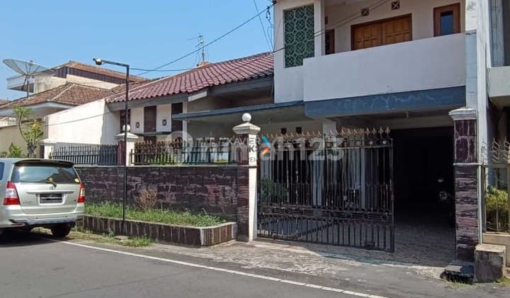 Rumah Klasik 2 Lantai Di Daerah Pulau Pulau, Klojen Malang